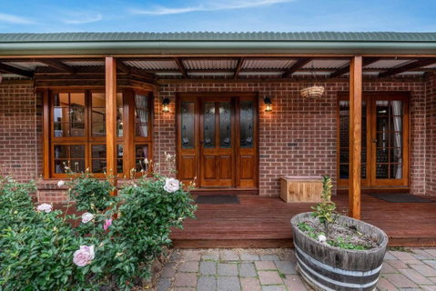 Hilltop Retreat, Water Views - Foster Accommodation 0
