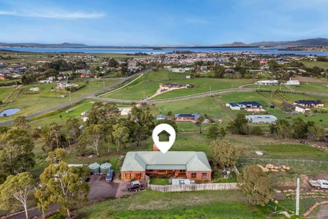 Hilltop Retreat, Water Views - Foster Accommodation 1