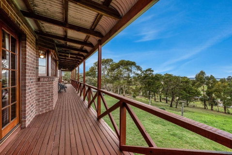 Hilltop Retreat, Water Views - Foster Accommodation 2