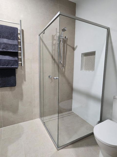 Holiday At The Beach, Spa Bath, King Bed With TV - Foster Accommodation 2