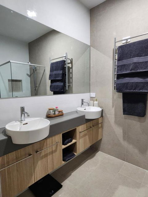 Holiday At The Beach, Spa Bath, King Bed With TV - Foster Accommodation 3