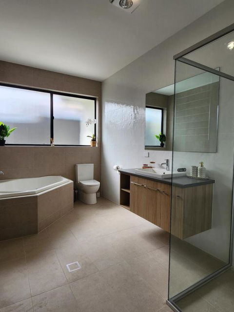 Holiday At The Beach, Spa Bath, King Bed With TV - Foster Accommodation 1