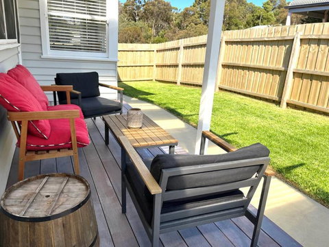 House With Forest Views - Foster Accommodation 3