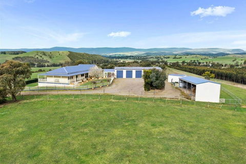 IRONBARK FARM Farmhouse On 52 Acres In The Scenic Yarra Valley - Foster Accommodation 1
