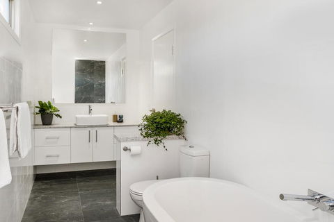 Aditi - Timber Vacation Home - Foster Accommodation 0