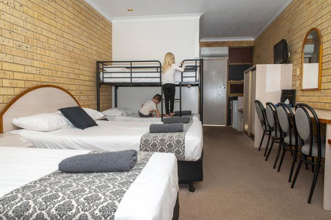 Albert Park Motor Inn - Foster Accommodation 1