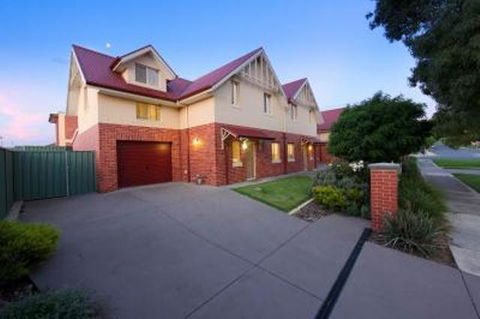 Albury Suites - Schubach Street - Foster Accommodation 0