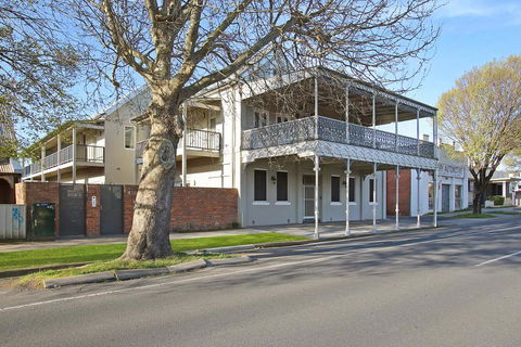 Albury Suites - Waterstreet - Foster Accommodation 1
