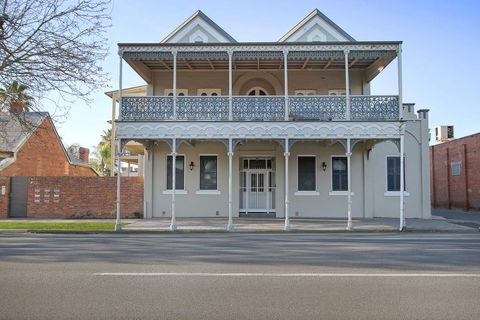 Albury Suites - Waterstreet - Foster Accommodation 0