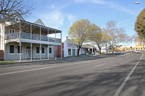 Albury Suites - Waterstreet - Foster Accommodation 2