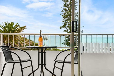 Alex Beach Apt Bilgola4 - Foster Accommodation 0
