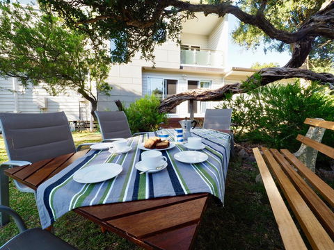 Alice's Palace, 2-minute Walk To Lifeguard Patrolled Surf Beach - Foster Accommodation 2