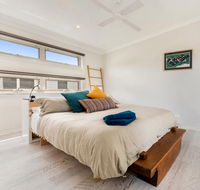 Alice's Palace 2-minute walk to lifeguard patrolled surf beach - Foster Accommodation