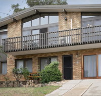 Alpine House - Views over Lake Jindabyne and the Snowy Mountains - Foster Accommodation