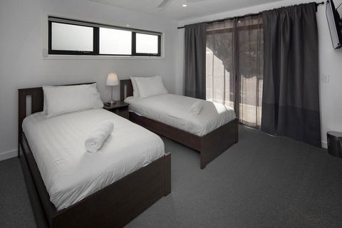 Alpine Lake Retreat - Foster Accommodation 1