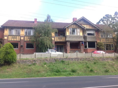 Alpine Retreat Hotel - Foster Accommodation 0