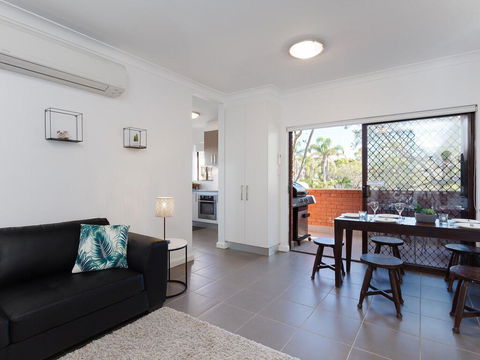 Amanda Court 2/1 Weatherly Cl - Renovated Unit With Aircon, Wifi And Close To The Beach - Foster Accommodation 2