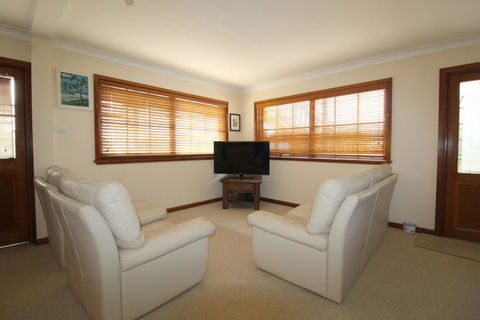 Amzaz, 15 Korogora Street - Foster Accommodation 2
