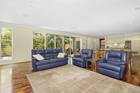 ANGOURIE HOUSE - SALT VILLAGE - Foster Accommodation 1