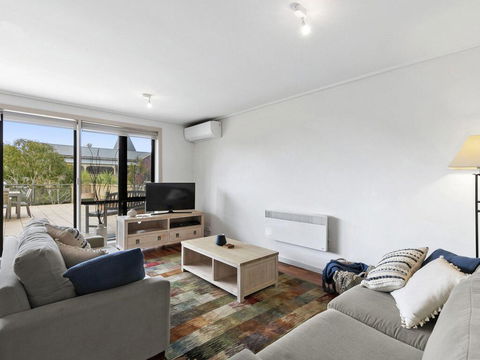APARTMENT 23 PACIFIC APARTMENTS - Sit On The Deck And Soak In The View - Foster Accommodation 3