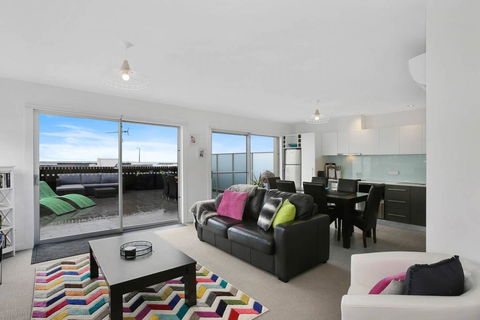 APOLLO 13 PENTHOUSE - Free Wifi & Huge Terrace! - Foster Accommodation 0