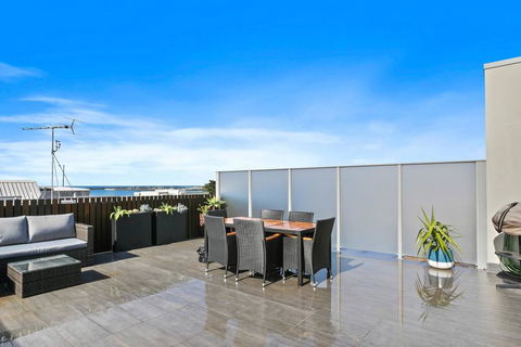 APOLLO 13 PENTHOUSE - Free Wifi & Huge Terrace! - Foster Accommodation 3