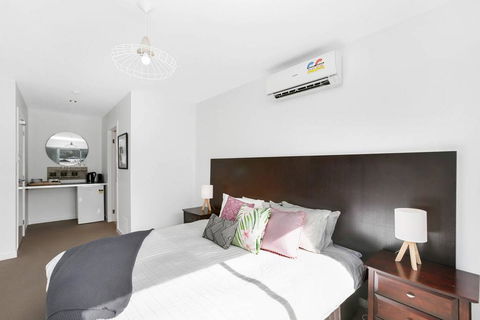 APOLLO 13 STUDIO - Free Wifi, Opposite Beach! - Foster Accommodation 1