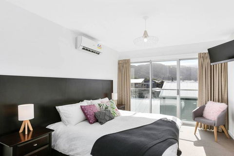 APOLLO 13 STUDIO - Free Wifi, Opposite Beach! - Foster Accommodation 0