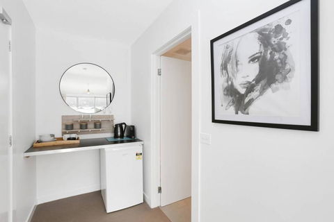 APOLLO 13 STUDIO - Free Wifi, Opposite Beach! - Foster Accommodation 3