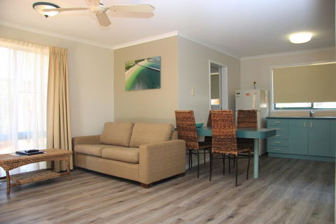 Aqua Villa Holiday Apartments - Foster Accommodation 1