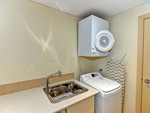 Aqua Viva 2 - Foster Accommodation 2