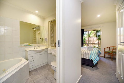 Aqualuna Beach Resort - Unit 25 - Foster Accommodation 1