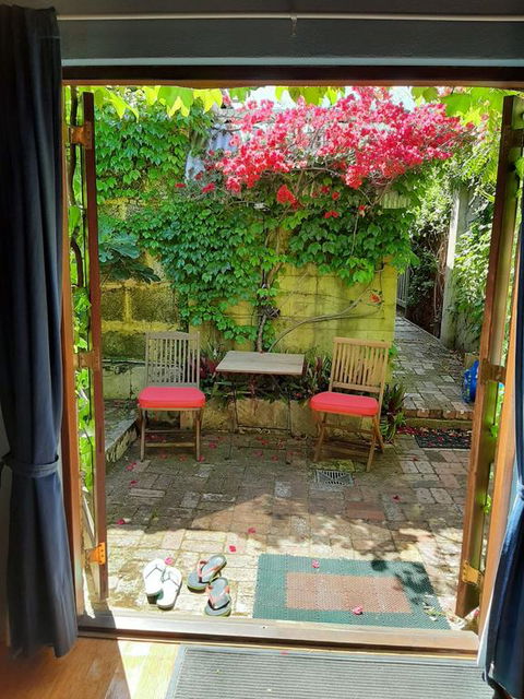 Art & Garden Retreat - Foster Accommodation 3