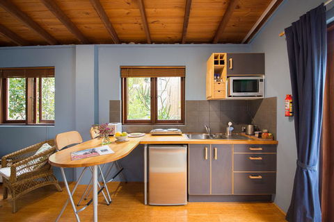 Art & Garden Retreat - Foster Accommodation 2