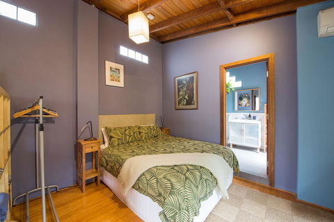 Art & Garden Retreat - Foster Accommodation 0