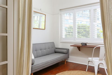 Art Deco Oasis Minutes From The City - Foster Accommodation 2