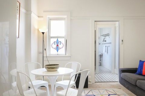 Art Deco Oasis Minutes From The City - Foster Accommodation 0