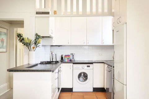 Art Deco Oasis Minutes From The City - Foster Accommodation 3