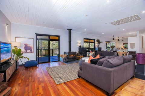 Luxury Farm House On 20 Acres - Sleeps 22 - Foster Accommodation 0