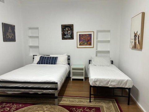 Luxury House 3 Bedrooms - Foster Accommodation 0