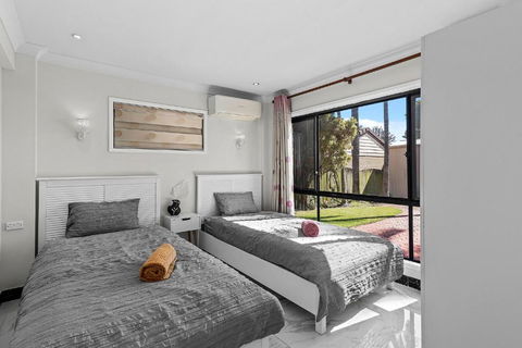 Luxury Living 2B2B In Southern Brisbane Parking - Foster Accommodation 3
