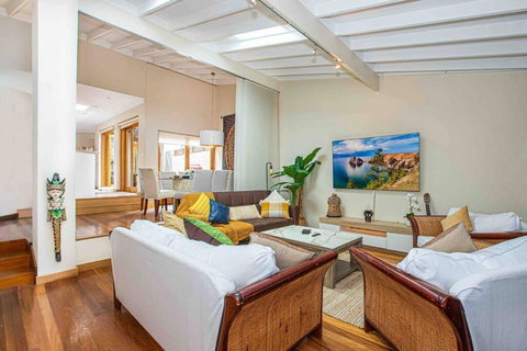 Luxury Retreat Home - 4bed House W/Parking - Mins From CBD - Foster Accommodation 0