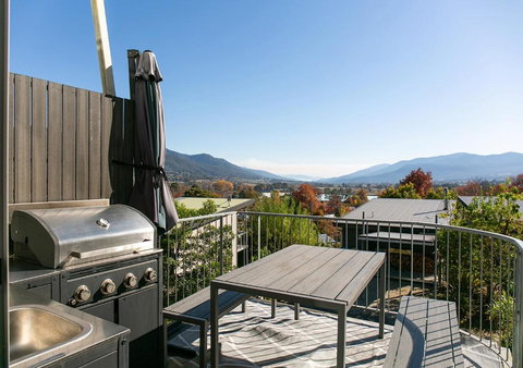 Luxury Scandinavian Townhouse - Foster Accommodation 3