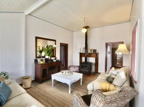 MAGNOLIA HOUSE ON THE CREEK - STANTHORPE - Foster Accommodation 1