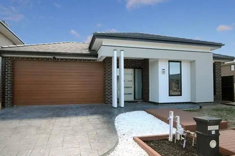 Mel South East Huge Luxury Home - Foster Accommodation 0