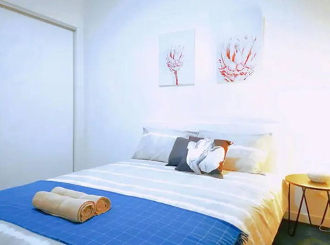 Mel South East Huge Luxury Home - Foster Accommodation 1