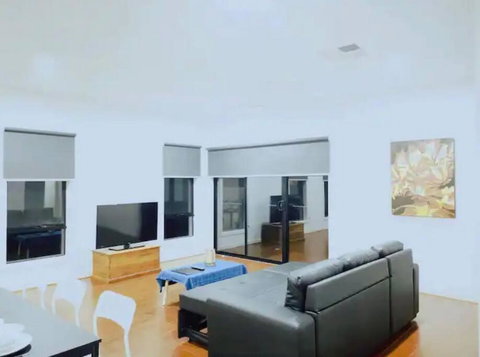 Mel South East Huge Luxury Home - Foster Accommodation 3