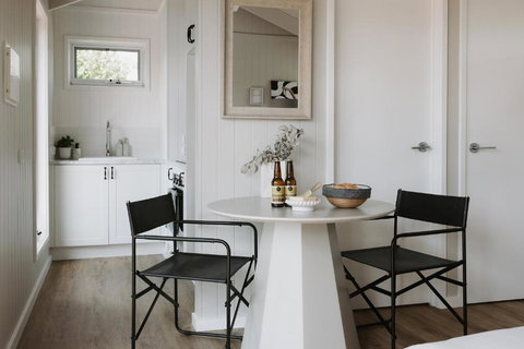 Mewburn Park Retreats - The Lakehouse - Foster Accommodation 3