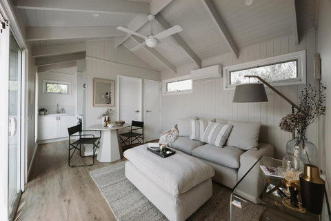 Mewburn Park Retreats - The Lakehouse - Foster Accommodation 2