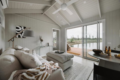 Mewburn Park Retreats - The Lakehouse - Foster Accommodation 1